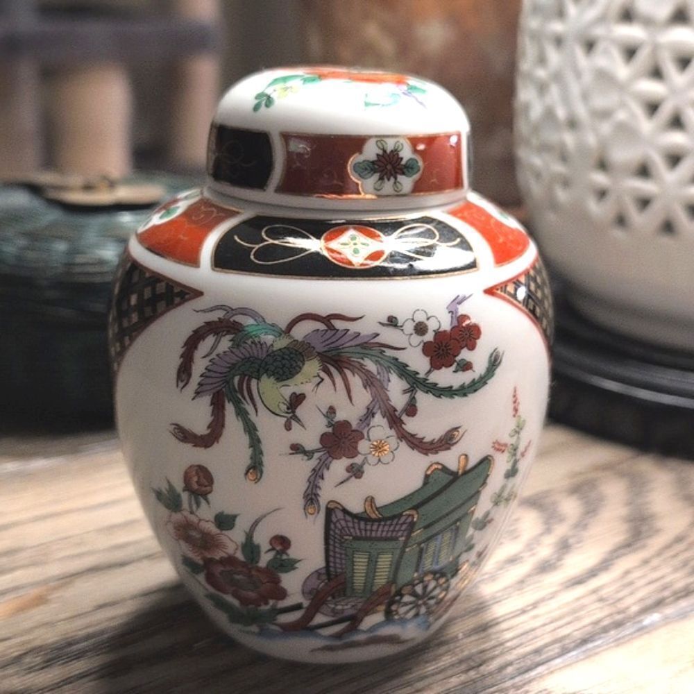 Vintage Japanese Hand Painted Imari Porcelain Ginger Jar With Lid
